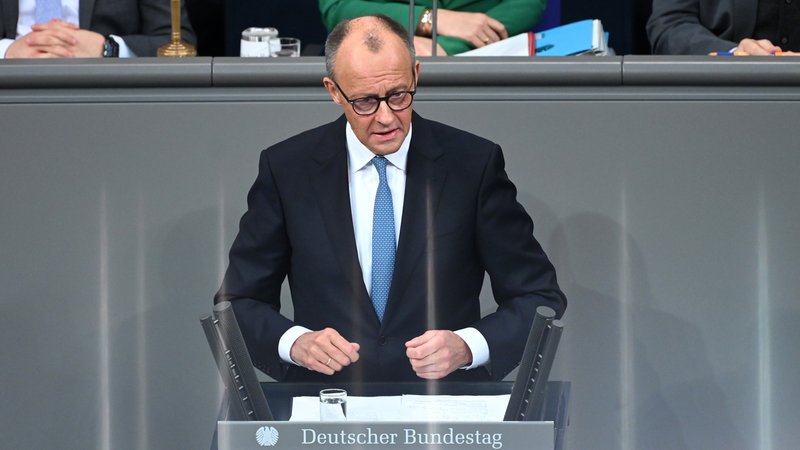 Merz im Bundestag | Bild: picture alliance/dpa | Elisa Schu Merz im Bundestag