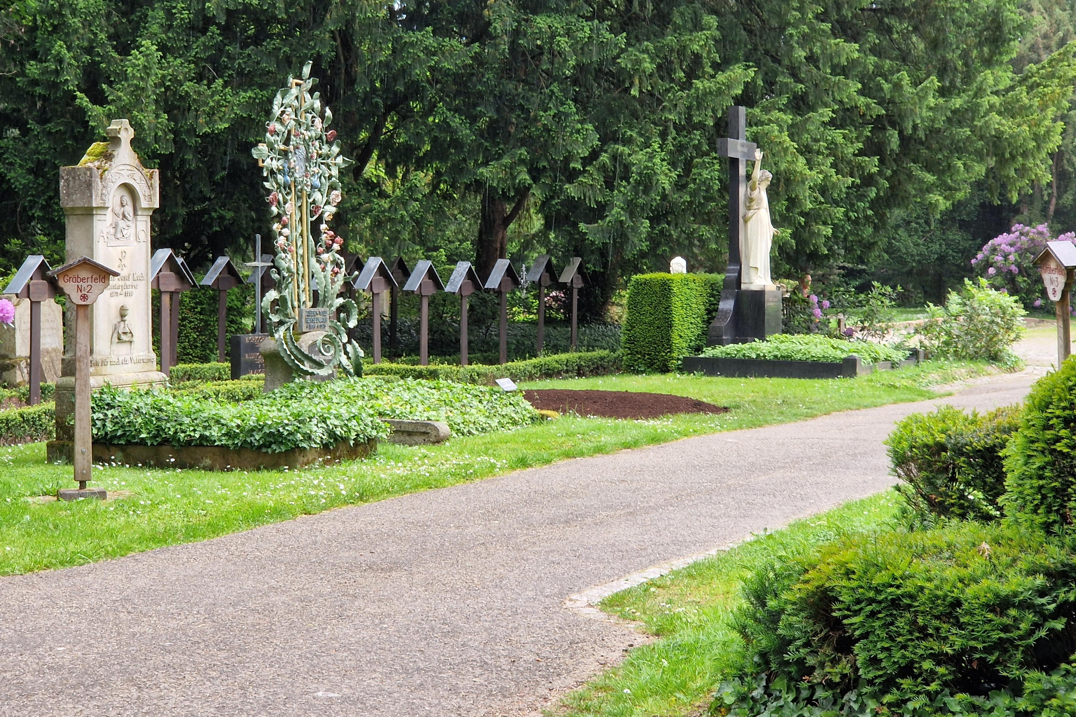 Die Erde an Schäubles Grab ist ausgehoben.
