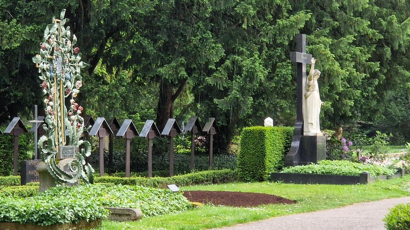 Die Erde an Schäubles Grab ist ausgehoben. | Bild: picture alliance / dts-Agentur Die Erde an Schäubles Grab ist ausgehoben.