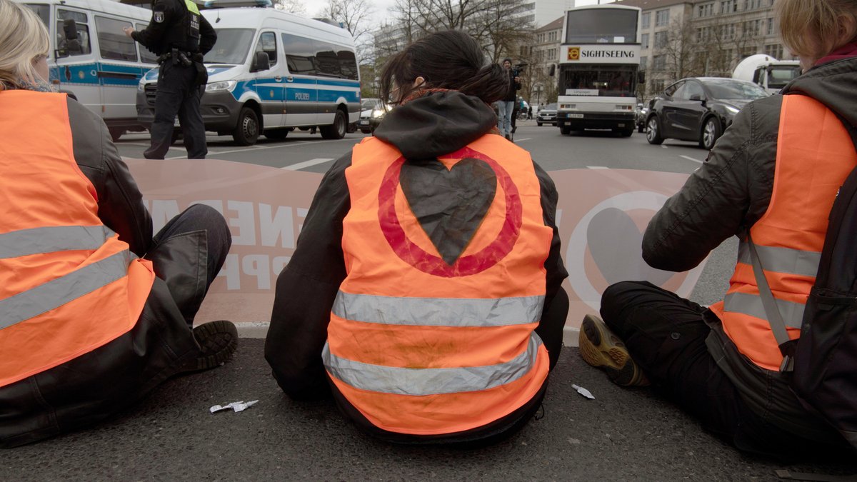 Am Montag blockierten Aktivisten der Umweltschutz-Gruppe Letzte Generation in Berlin erneut zahlreiche Straßen.
