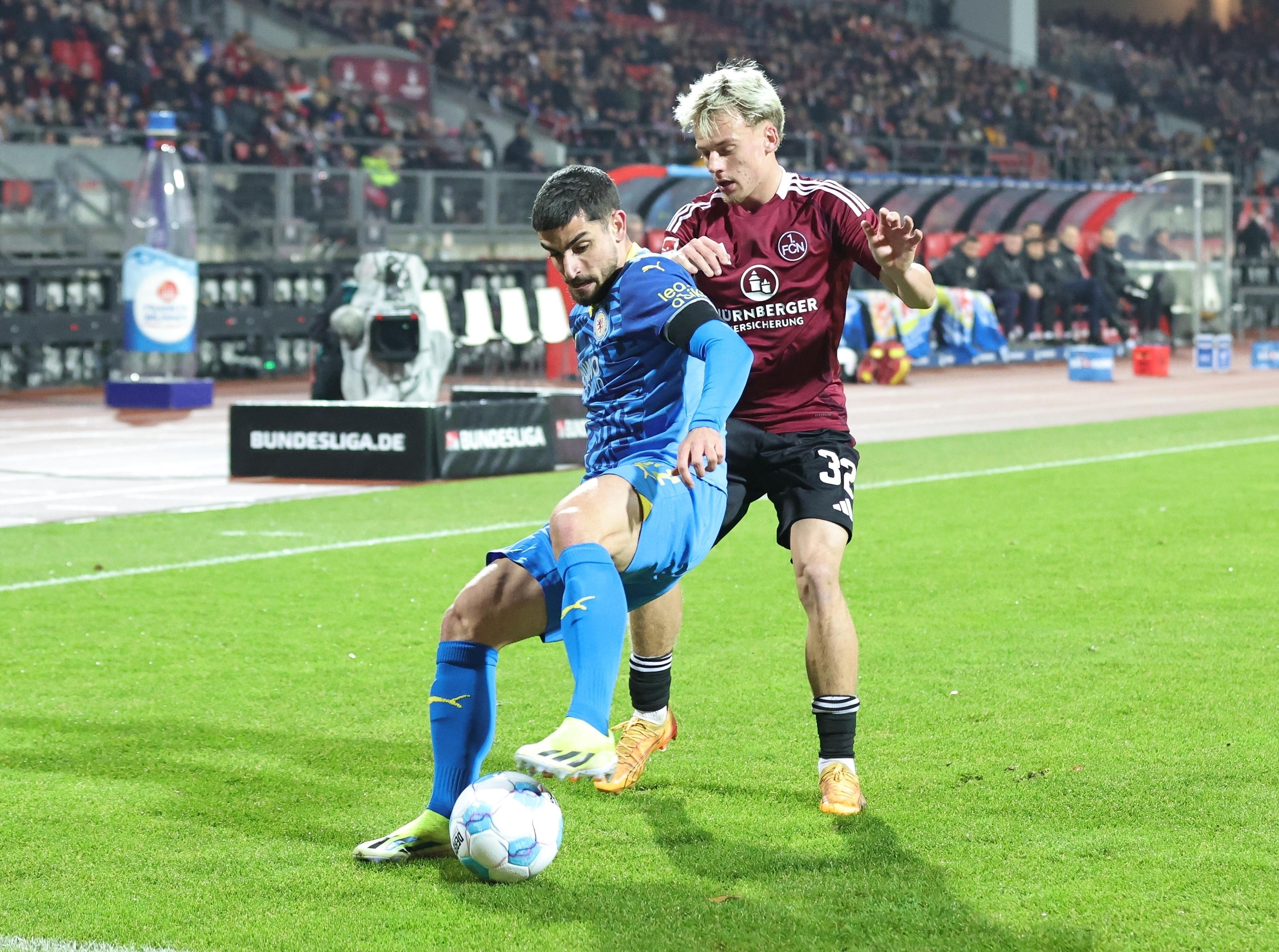 Tim Janisch (rechts) im Zweikampf