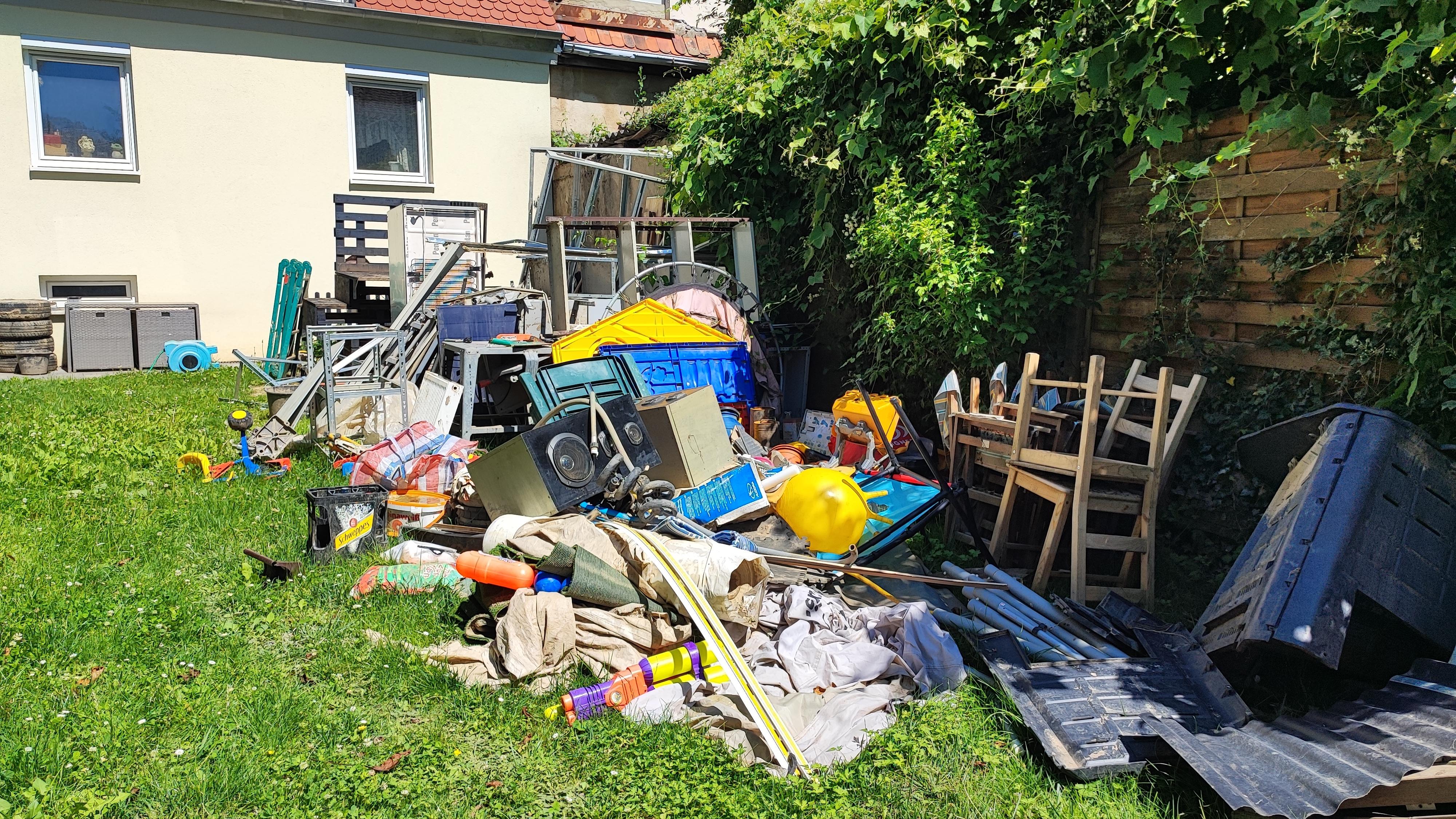 Der Hochwasser-Müll aus dem Keller eines Anwohners in Kitzingen.