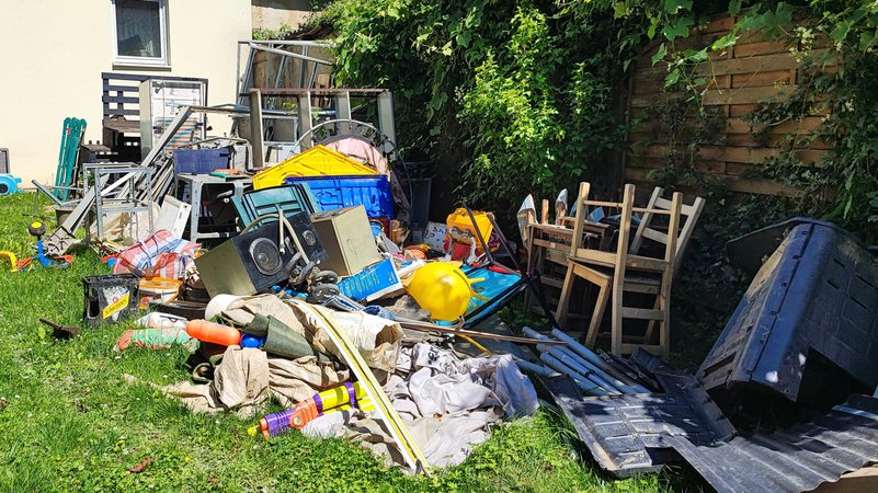 Der Hochwasser-Müll aus dem Keller eines Anwohners in Kitzingen. | Bild: BR/Jürgen Gläser Der Hochwasser-Müll aus dem Keller eines Anwohners in Kitzingen.