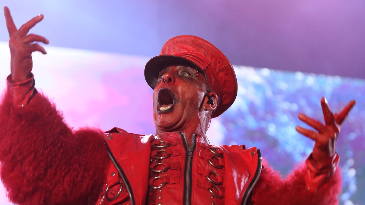 Rammstein in roter Fantasieuniform auf der Bühne des "Hell and Heaven" Metal-Fest in Toluca, Mexico am 2. Dezember 2022.