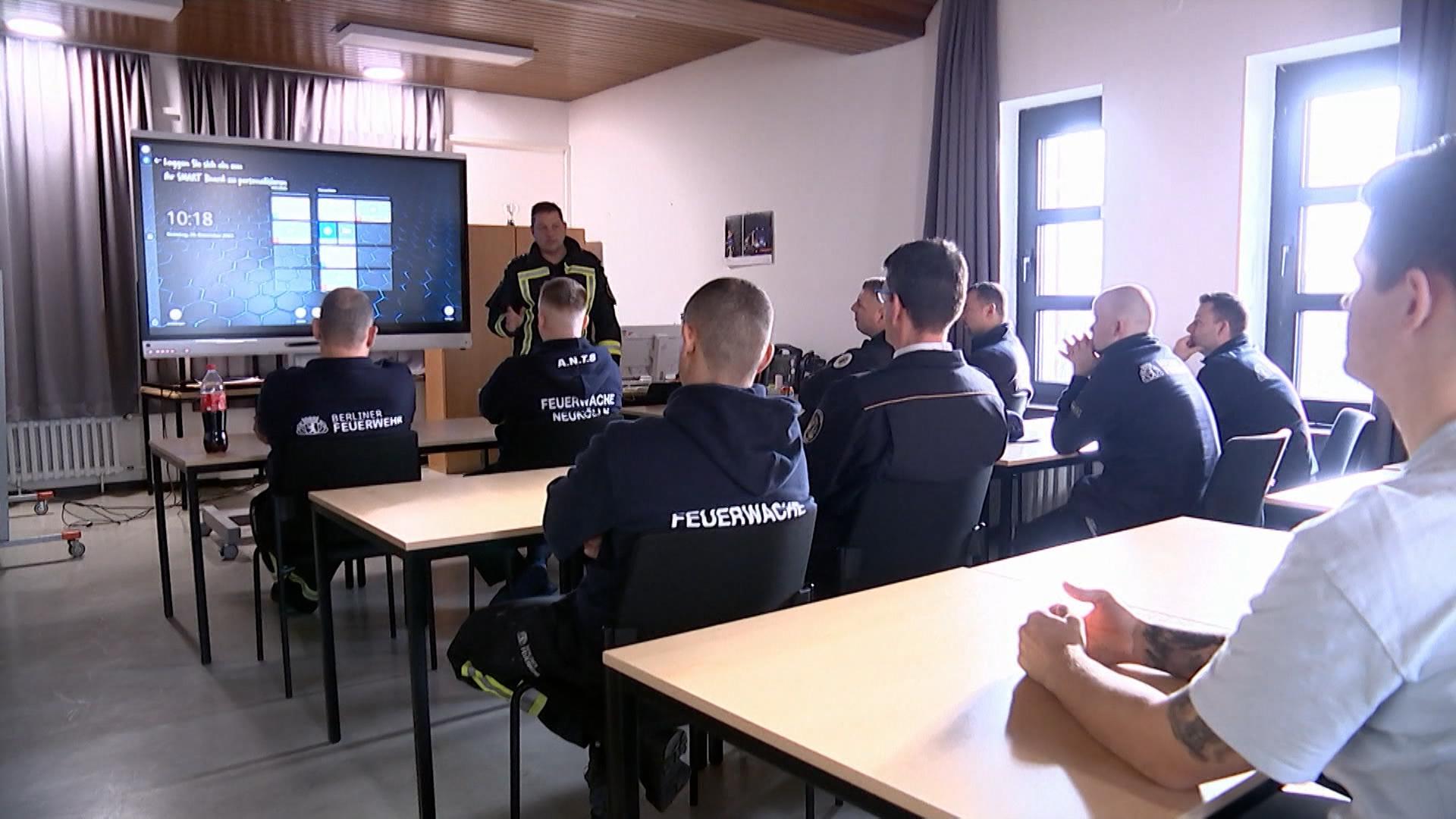 In vielen deutschen Städten herrschen zugleich erhöhte Sicherheitsvorkehrungen mit Böllerverboten und mehr Polizeipräsenz. Besonders angespannt ist die Lage in Berlin.