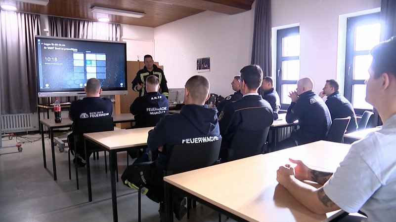 In vielen deutschen Städten herrschen zugleich erhöhte Sicherheitsvorkehrungen mit Böllerverboten und mehr Polizeipräsenz. Besonders angespannt ist die Lage in Berlin. | Bild: BR In vielen deutschen Städten herrschen zugleich erhöhte Sicherheitsvorkehrungen mit Böllerverboten und mehr Polizeipräsenz. Besonders angespannt ist die Lage in Berlin.