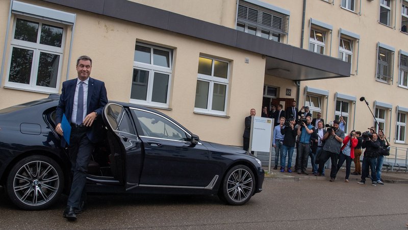 Ministerpräsident Söder steigt bei einem Pressetermin am Landesamt für Asyl und Rückführung aus seinem Dienstwagen, aufgenommen am 29.07.19.