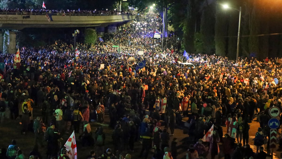 Demonstranten am Dienstagabend auf dem Platz der Helden in Tiflis.