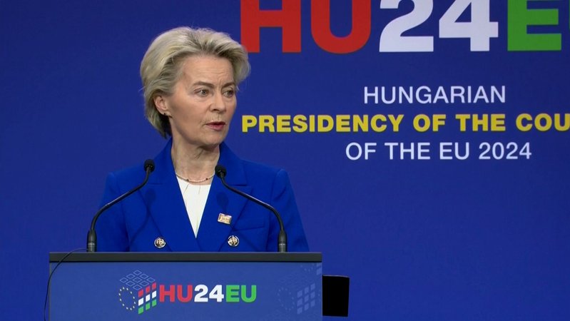 EU-Kommissionspräsidentin Ursula von der Leyen am Rednerpult beim Treffen der EU-Regierungschefs in Ungarn. | Bild: Bayerischer Rundfunk 2024 EU-Kommissionspräsidentin Ursula von der Leyen am Rednerpult beim Treffen der EU-Regierungschefs in Ungarn.