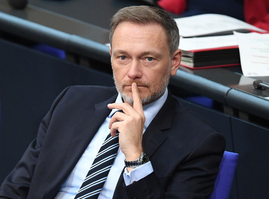 ARCHIV, Berlin: Christian Lindner (FDP), Bundesfinanzminister, sitzt auf der Regierungsbank im Bundestag. (zu dpa: «Lindner gibt Ministerien mehr Zeit für Sparvorschläge») Foto: Ann-Marie Utz/dpa +++ dpa-Bildfunk +++