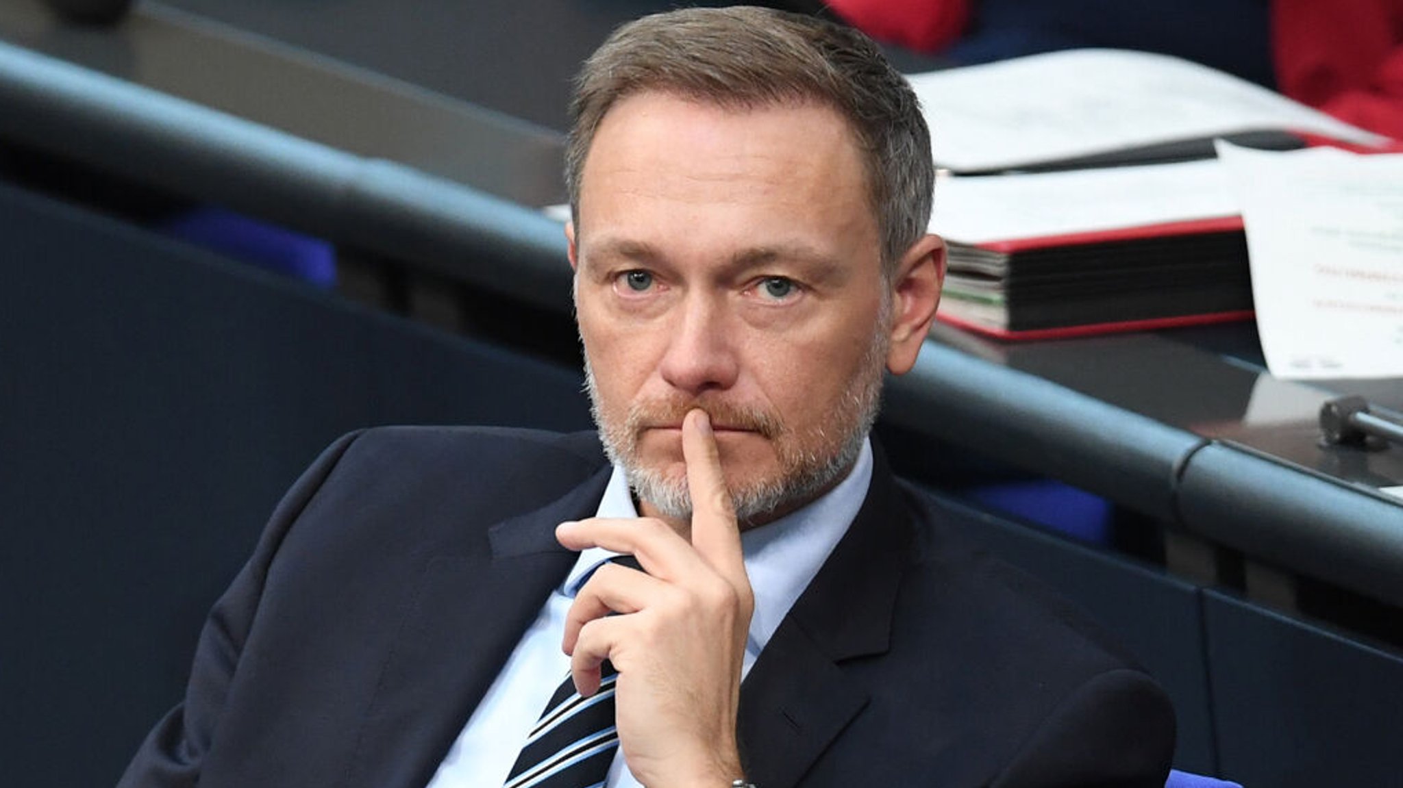 ARCHIV, Berlin: Christian Lindner (FDP), Bundesfinanzminister, sitzt auf der Regierungsbank im Bundestag. (zu dpa: «Lindner gibt Ministerien mehr Zeit für Sparvorschläge») Foto: Ann-Marie Utz/dpa +++ dpa-Bildfunk +++