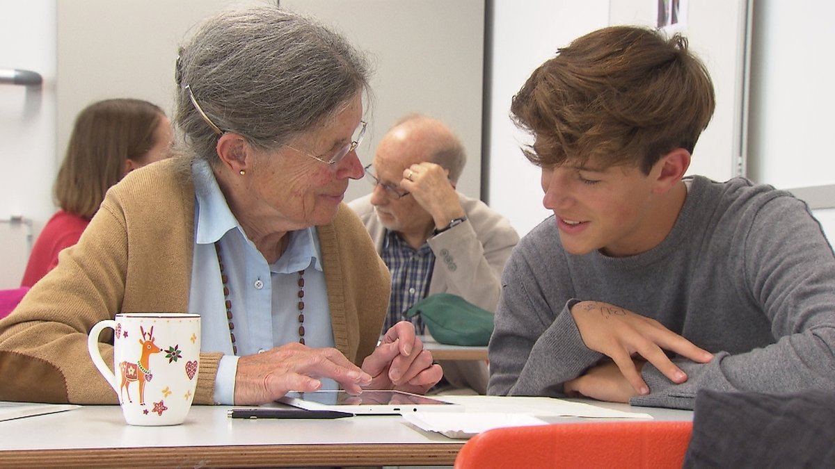 Schüler erklären Senioren die digitale Welt