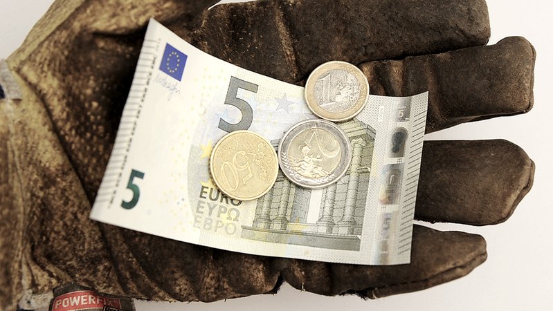 Handschuhhand zeigt 8,50 Euro-Mindestlohn, die Regelung soll zunächst nicht für Langzeitarbeitslose gelten | Bild: picture-alliance/dpa Handschuhhand zeigt 8,50 Euro-Mindestlohn, die Regelung soll zunächst nicht für Langzeitarbeitslose gelten