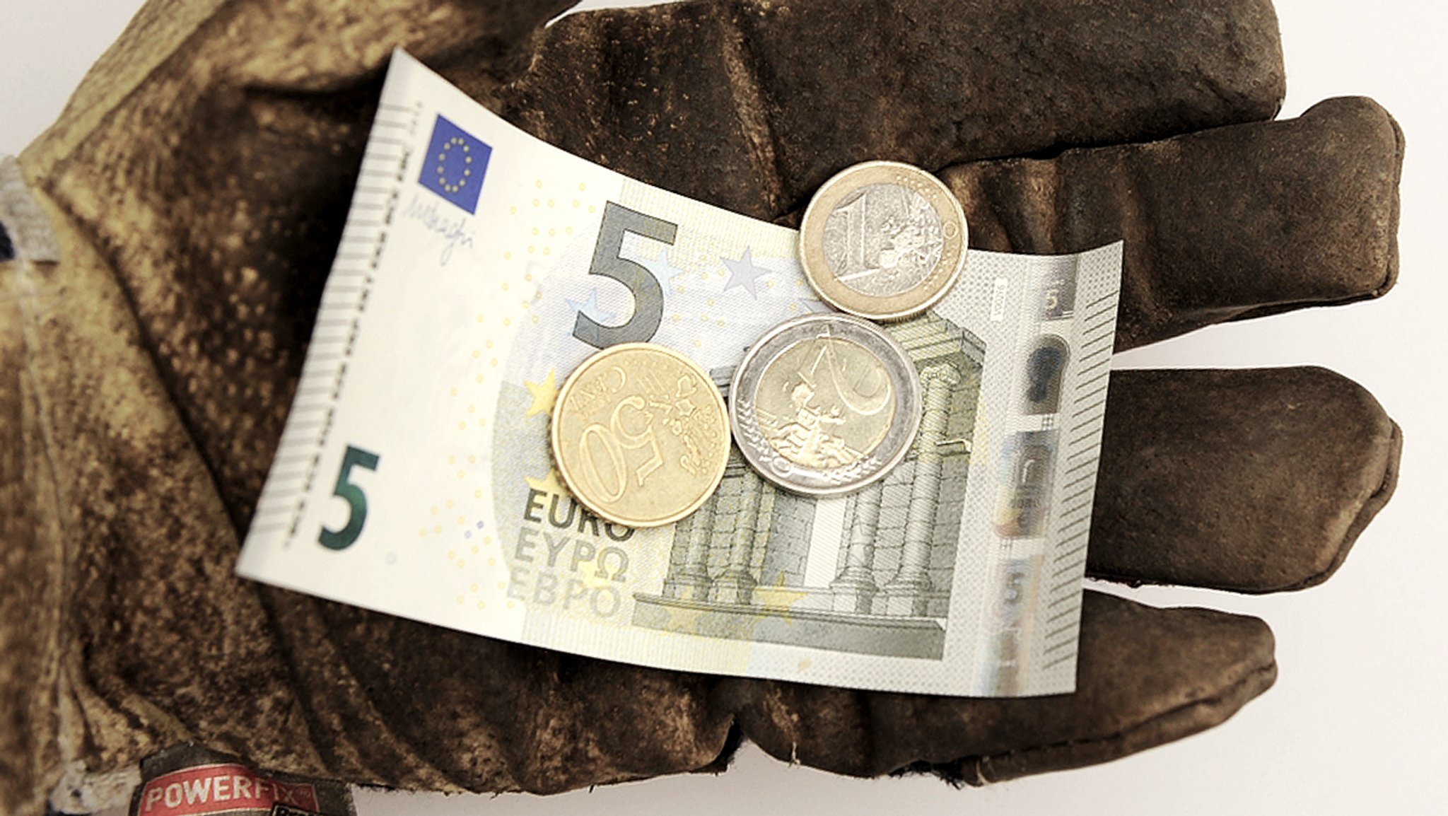 Handschuhhand zeigt 8,50 Euro-Mindestlohn, die Regelung soll zunächst nicht für Langzeitarbeitslose gelten | Bild: picture-alliance/dpa Handschuhhand zeigt 8,50 Euro-Mindestlohn, die Regelung soll zunächst nicht für Langzeitarbeitslose gelten