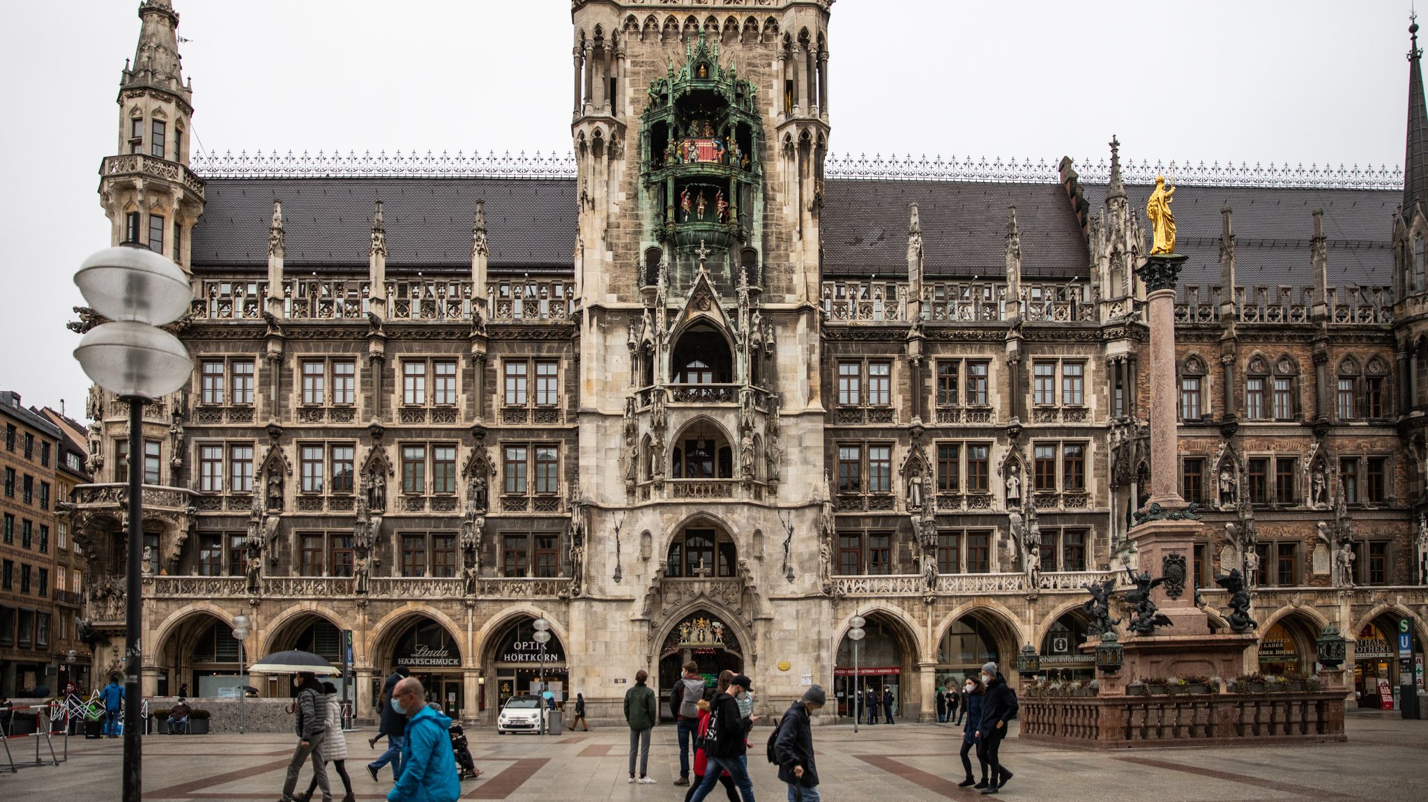 Dosenwerfen auf Fotos von AfD-Politikern: Anzeige gegen Grüne