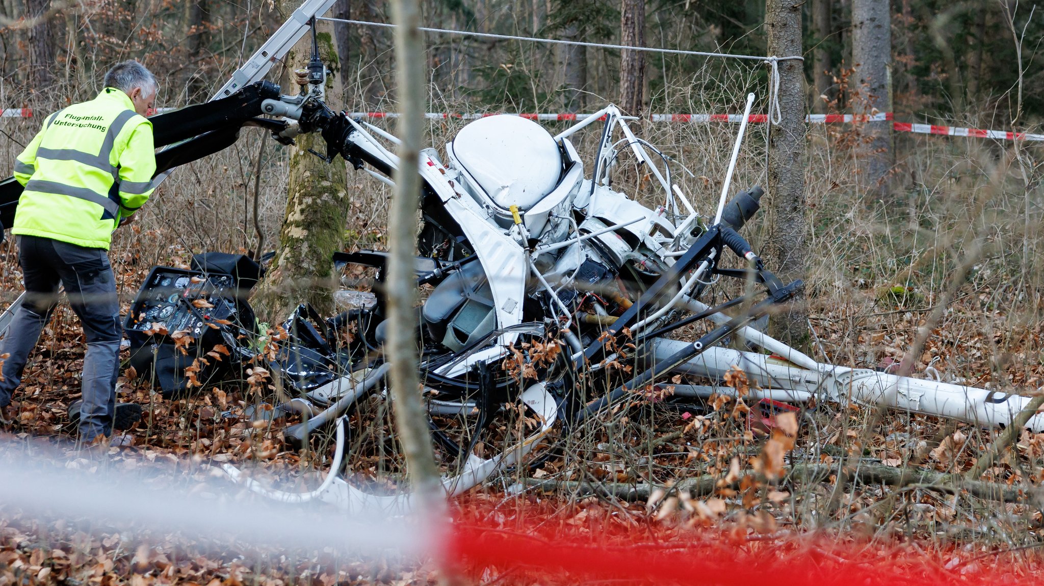 Ein abgestürzter Hubschrauber liegt in einem Wald. Zwei Männer sind mit einem Ultraleichthubschrauber in Mittelfranken tödlich verunglückt.