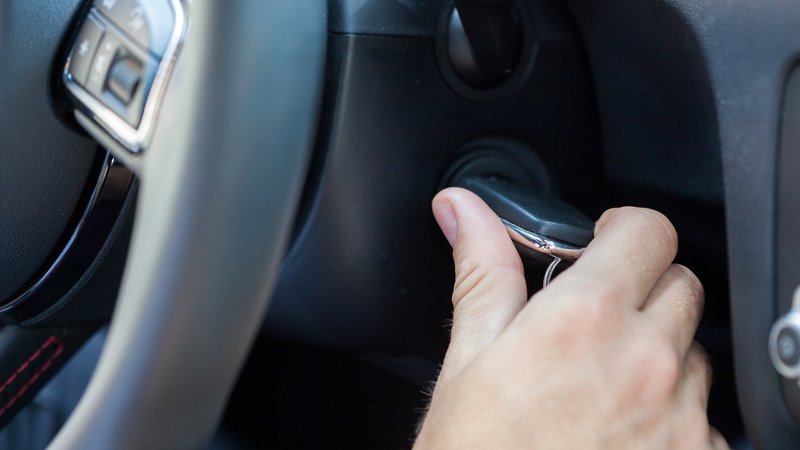 Junge Person startet Auto mit Zündschlüssel. | Bild: picture alliance / dpa Themendienst /Christin Klose Junge Person startet Auto mit Zündschlüssel.