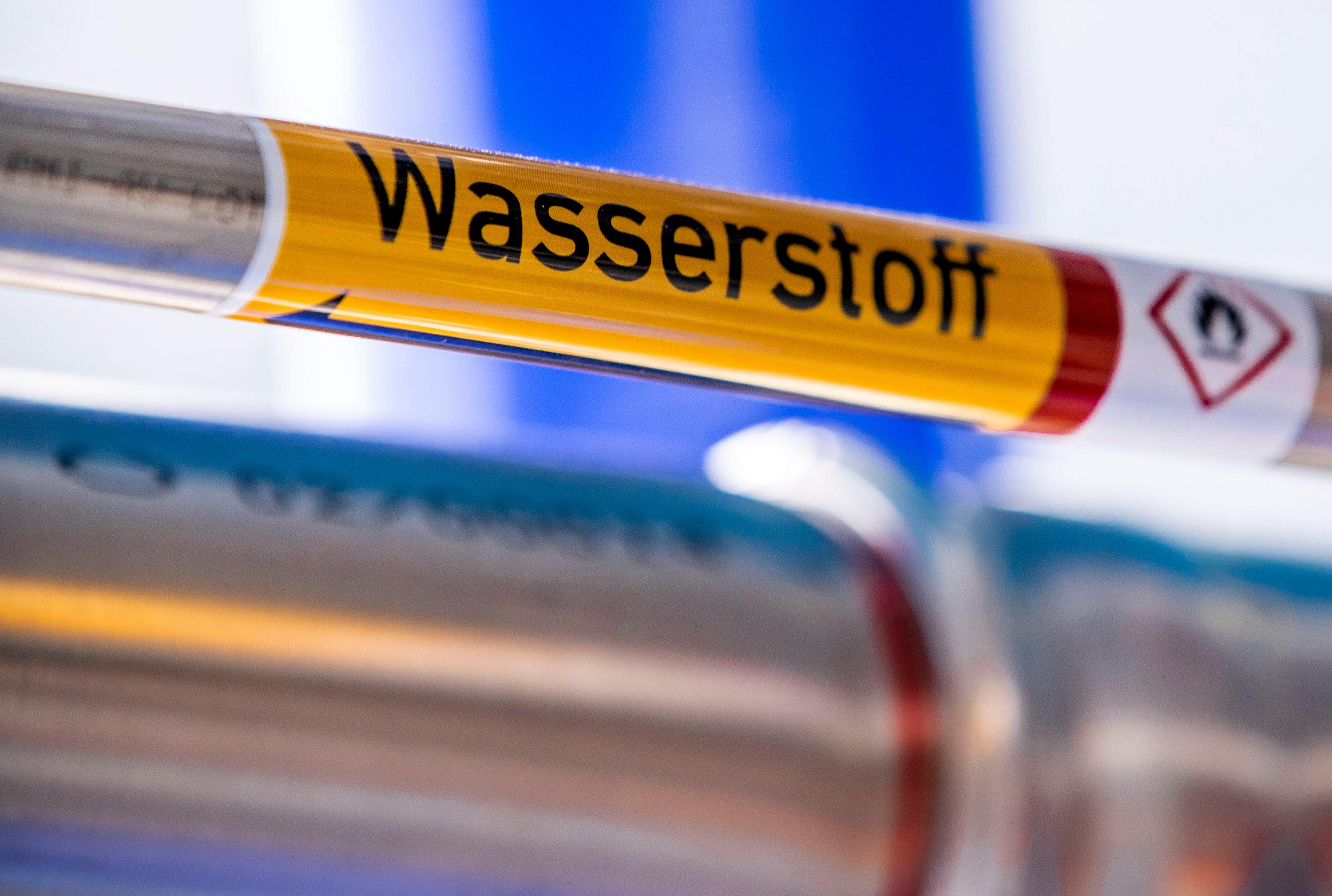 Eine mit "Wasserstoff" beschriftete Rohrleitung. Noch sind nicht viele wasserstoffbetriebene Fahrzeuge auf den Straßen unterwegs (Symbolbild).