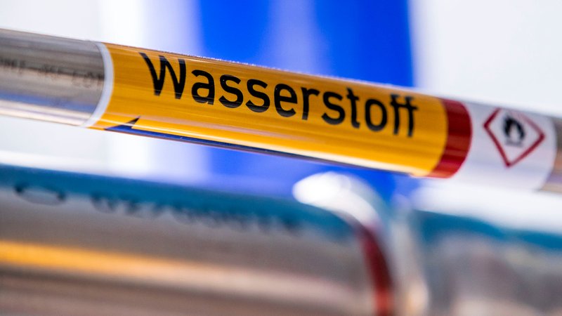 Eine mit "Wasserstoff" beschriftete Rohrleitung. Noch sind nicht viele wasserstoffbetriebene Fahrzeuge auf den Straßen unterwegs (Symbolbild). | Bild: dpa-Bildfunk/Jens Büttner Eine mit "Wasserstoff" beschriftete Rohrleitung. Noch sind nicht viele wasserstoffbetriebene Fahrzeuge auf den Straßen unterwegs (Symbolbild).