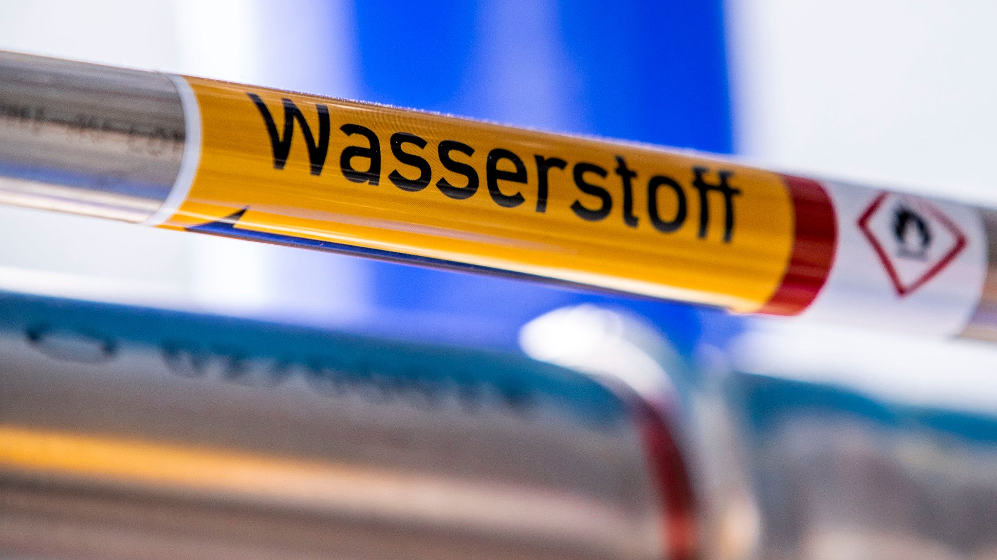 Eine mit "Wasserstoff" beschriftete Rohrleitung. Noch sind nicht viele wasserstoffbetriebene Fahrzeuge auf den Straßen unterwegs (Symbolbild).