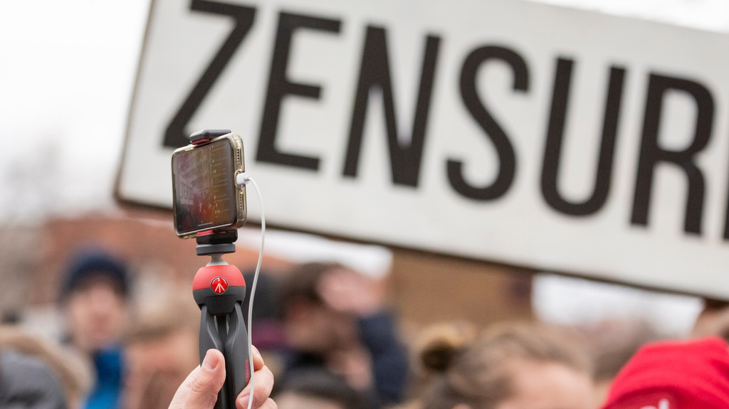02.03.2019, Berlin: „Zensur" ist bei einer Demonstration des Bündnisses «Berlin gegen 13» gegen Uploadfilter und EU-Urheberrechtsreform im Artikel 13 auf einem Plakat zu lesen, während ein Teilnehmer mit einem Handy filmt. 
