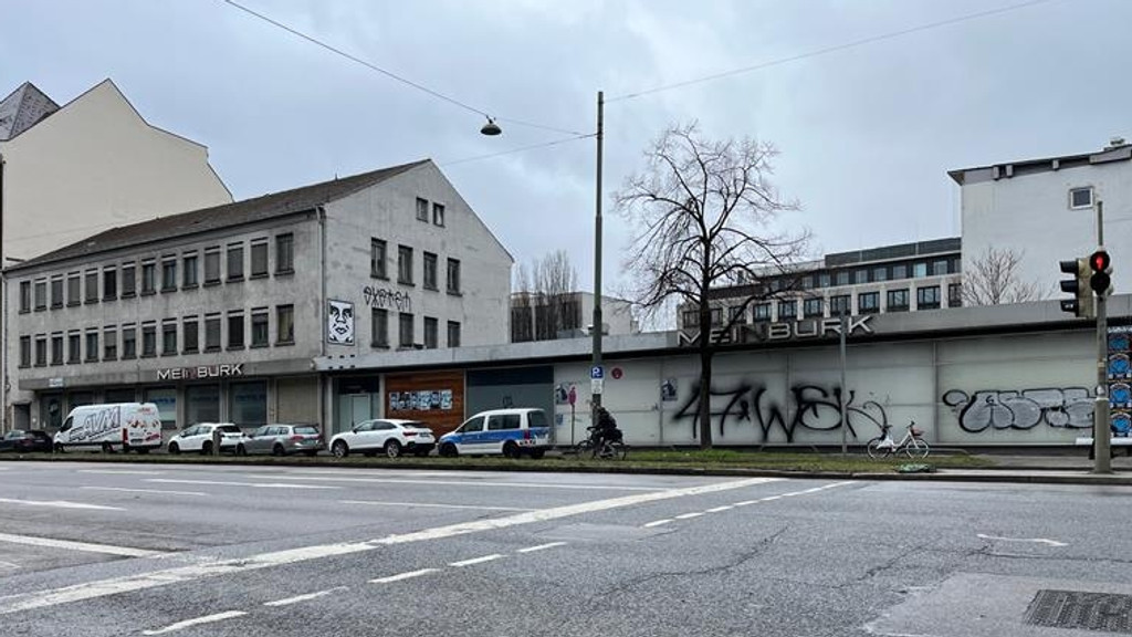Baumgärtner dankte dem Freistaat, dass er das "Filetgrundstück" an der Münchner Seidlstraße verkaufen wolle. | Bild: BR / Manuel Rauch Baumgärtner dankte dem Freistaat, dass er das "Filetgrundstück" an der Münchner Seidlstraße verkaufen wolle.