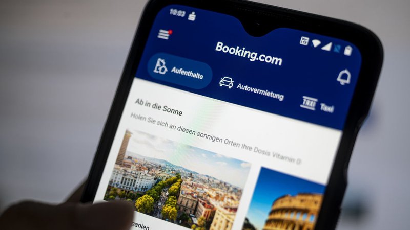 (Symbolbild) Die Plattform Booking.com muss zukünftig fairere Bedingungen für Anbieter von Hotels und Ferienwohnungen schaffen | Bild: dpa-Bildfunk/Fabian Sommer (Symbolbild) Die Plattform Booking.com muss zukünftig fairere Bedingungen für Anbieter von Hotels und Ferienwohnungen schaffen