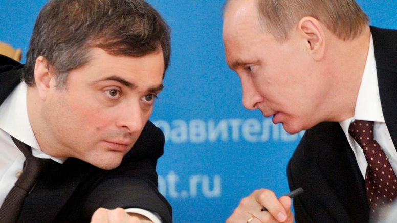 Die beiden Politiker stecken die Köpfe zusammen | Bild:Alexej Nikolsky/Picture Alliance