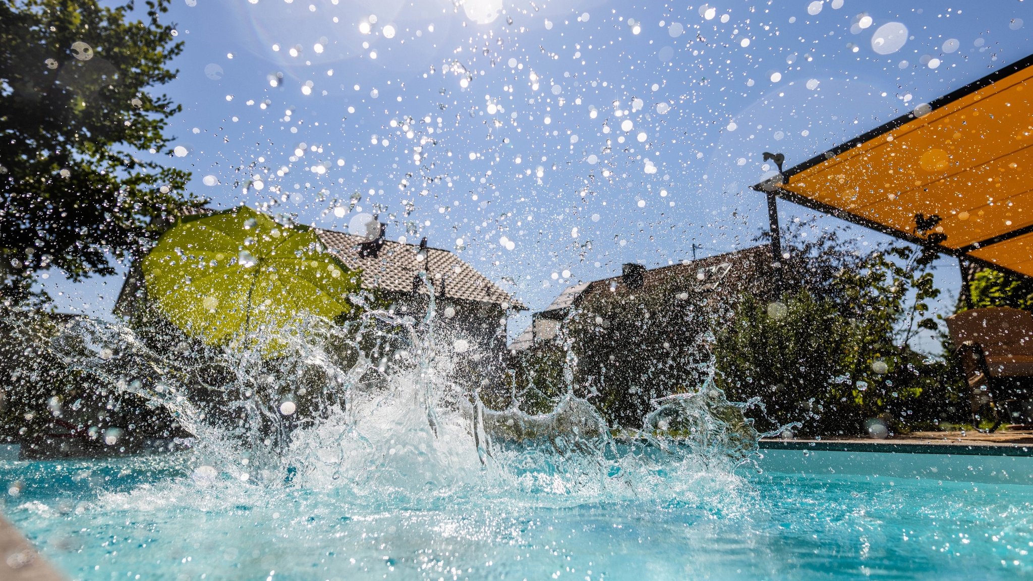 Sprung in einen Pool bei sommerlicher Hitze