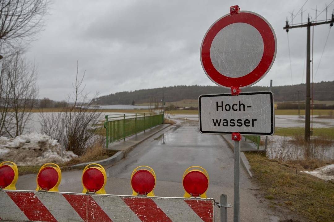 ARCHIV - 28.06.2025, Bayern, Lehrberg: Eine Staße wurde wegen Hochwasser gesperrt. Schneeschmelze und Regen lassen in Franken die Wasserstände steigen.