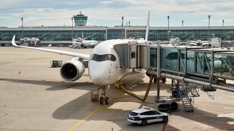 Ein Flieger steht auf dem Rollfeld des Flughafen München. | Bild: picture alliance / CHROMORANGE | MICHAEL BIHLMAYER Ein Flieger steht auf dem Rollfeld des Flughafen München.