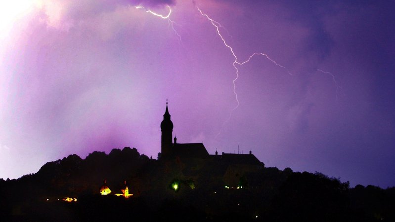 Blitz über Kloster Andechs im Landkreis Starnberg