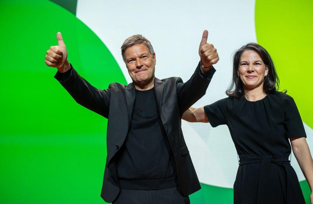 Robert Habeck, Spitzenkandidat der Grünen für die Bundestagswahl 2025, steht nach seiner Wahl neben Annalena Baerbock.