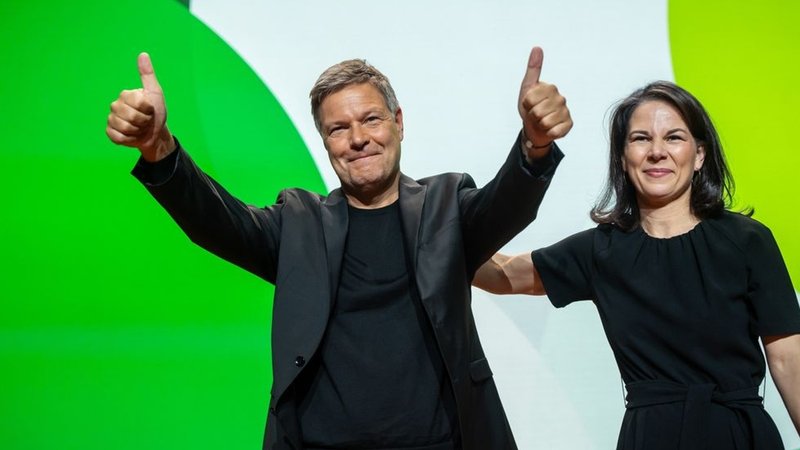 Robert Habeck, Spitzenkandidat der Grünen für die Bundestagswahl 2025, steht nach seiner Wahl neben Annalena Baerbock. | Bild: dpa-Bildfunk/Michael Kappeler Robert Habeck, Spitzenkandidat der Grünen für die Bundestagswahl 2025, steht nach seiner Wahl neben Annalena Baerbock.