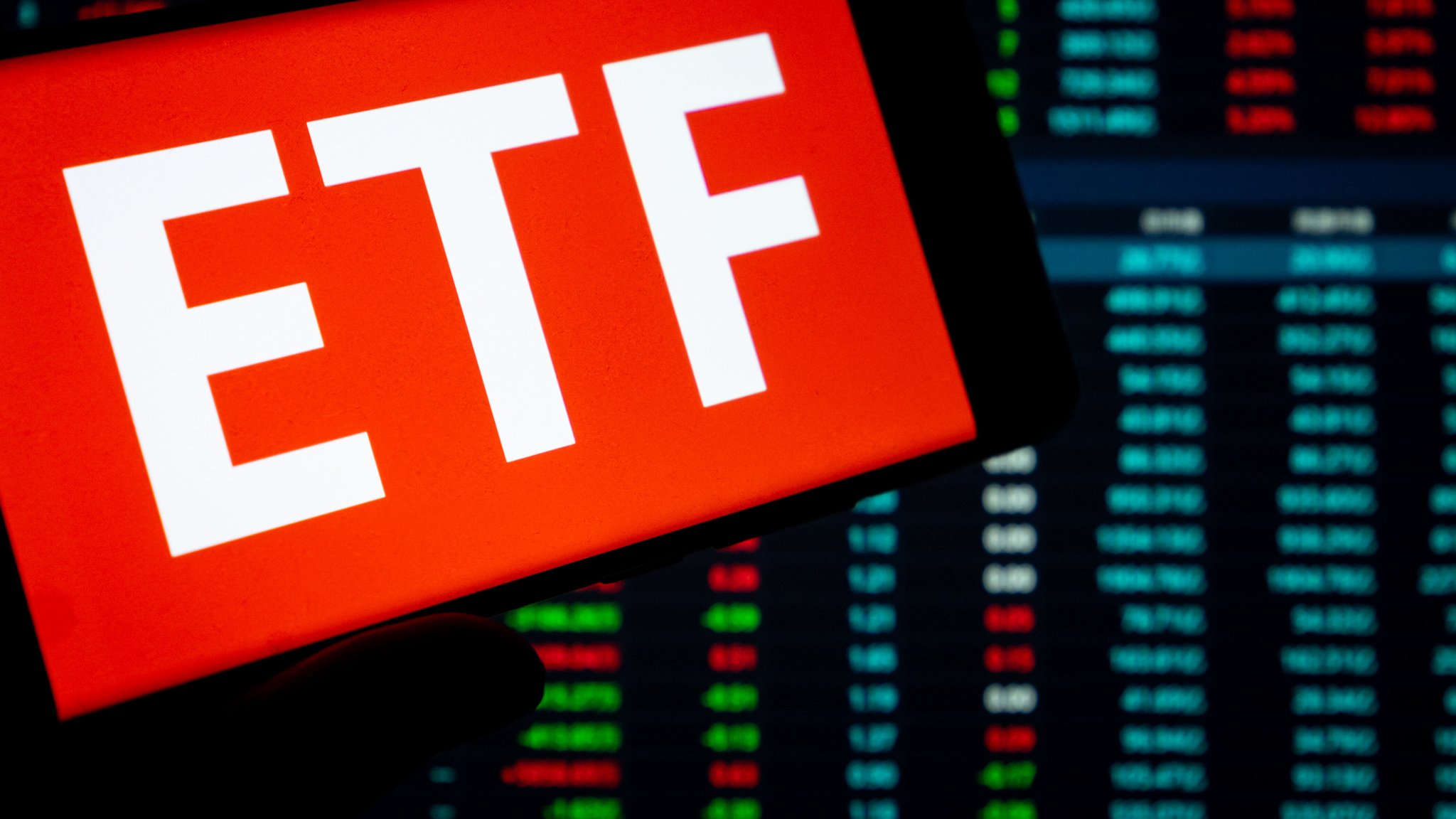 Schriftzug "ETF" vor einer Kurstafel für Aktien | Bild: picture alliance Schriftzug "ETF" vor einer Kurstafel für Aktien