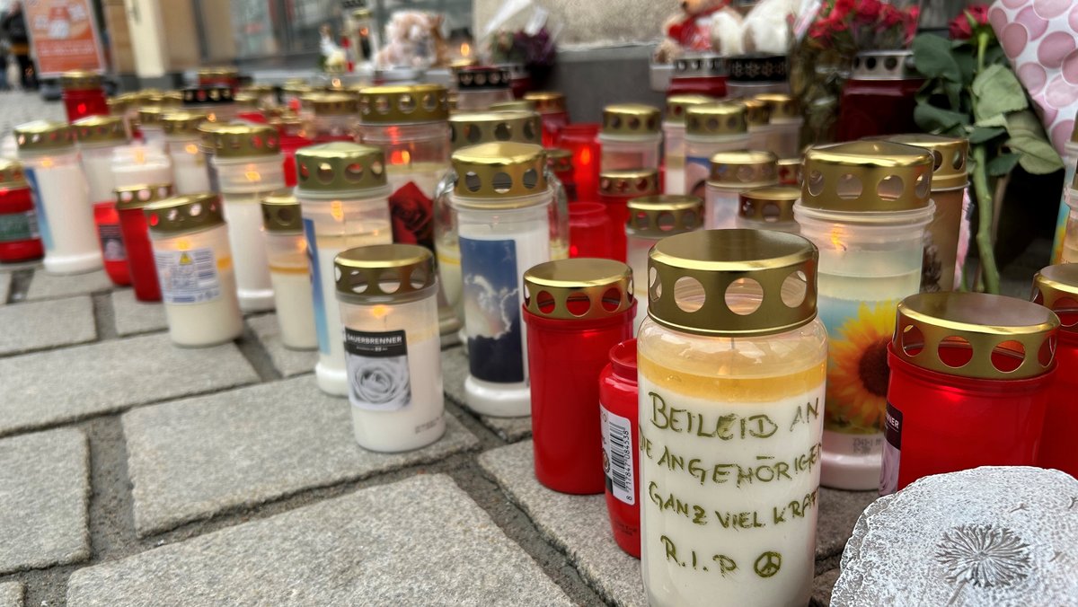 Die Unfallstelle in Passau am Tag nach dem Unglück: Viele Menschen haben aus Anteilnahme Kerzen aufgestellt und Blumen niedergelegt.