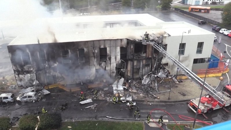 Flugzeug stürzt in Bürogebäude in Mailand - Acht Tote