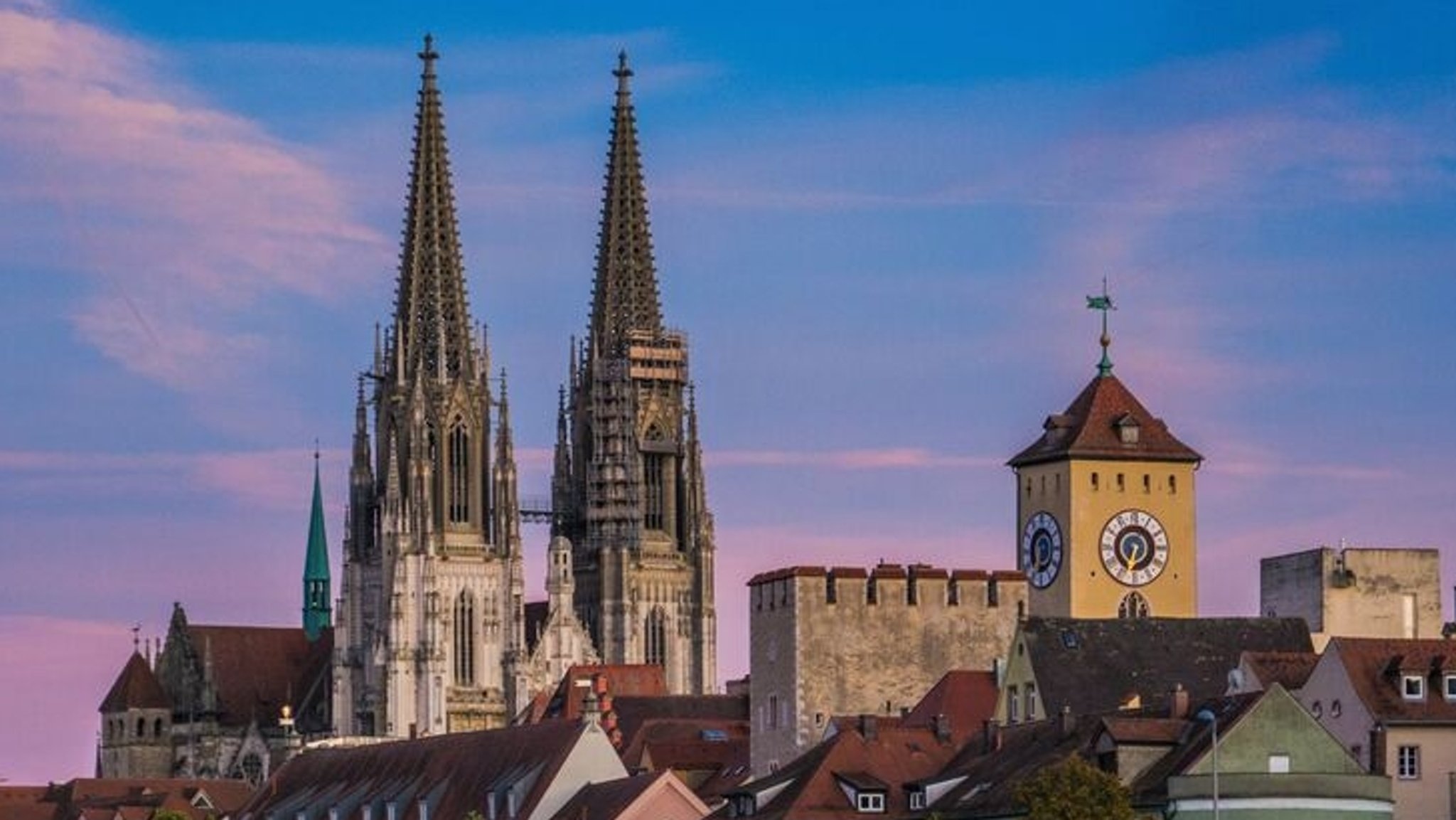 Blick auf den Regensburger Dom bei Sonnenuntergang.