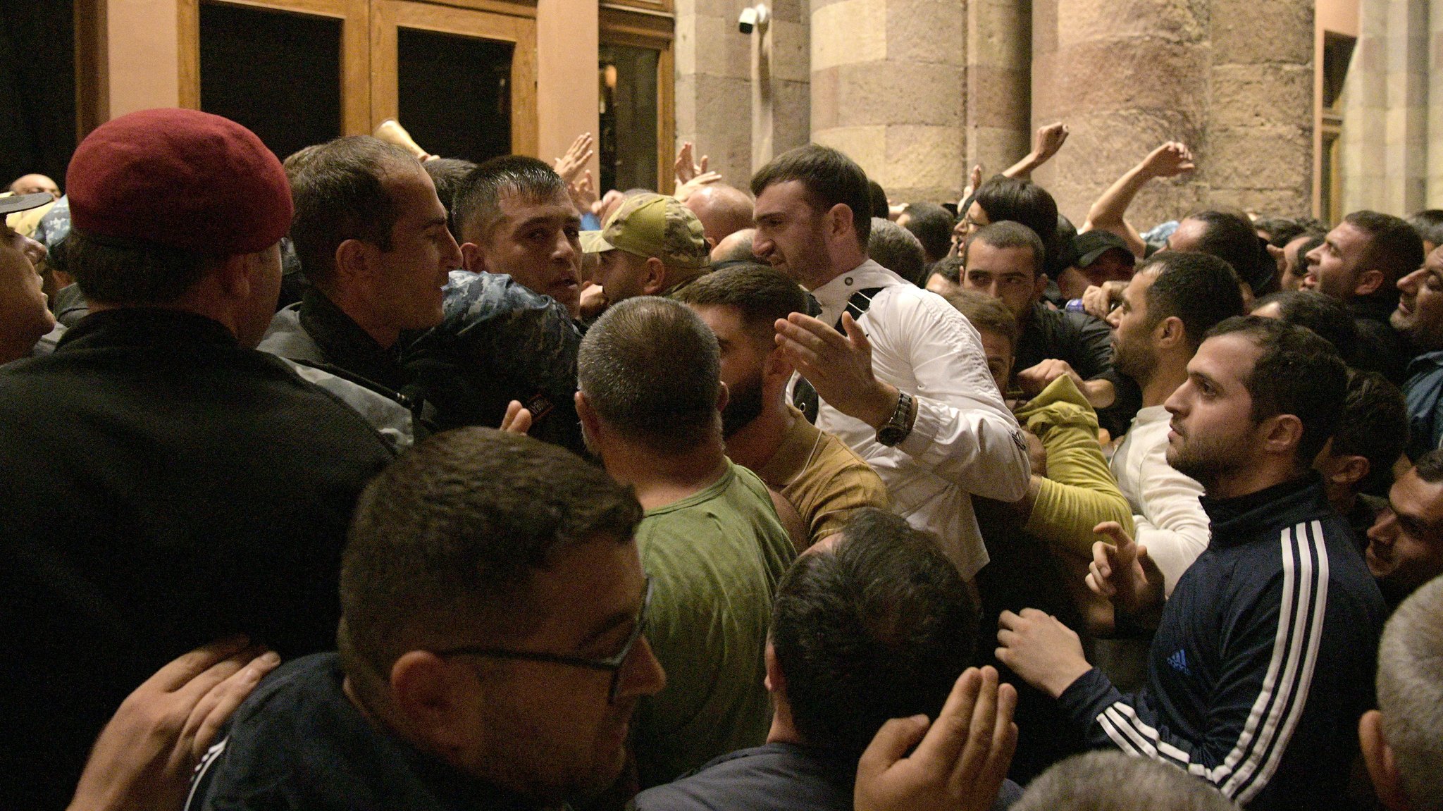 Protestierer vor dem Regierungsgebäude in der armenischen Hauptstadt