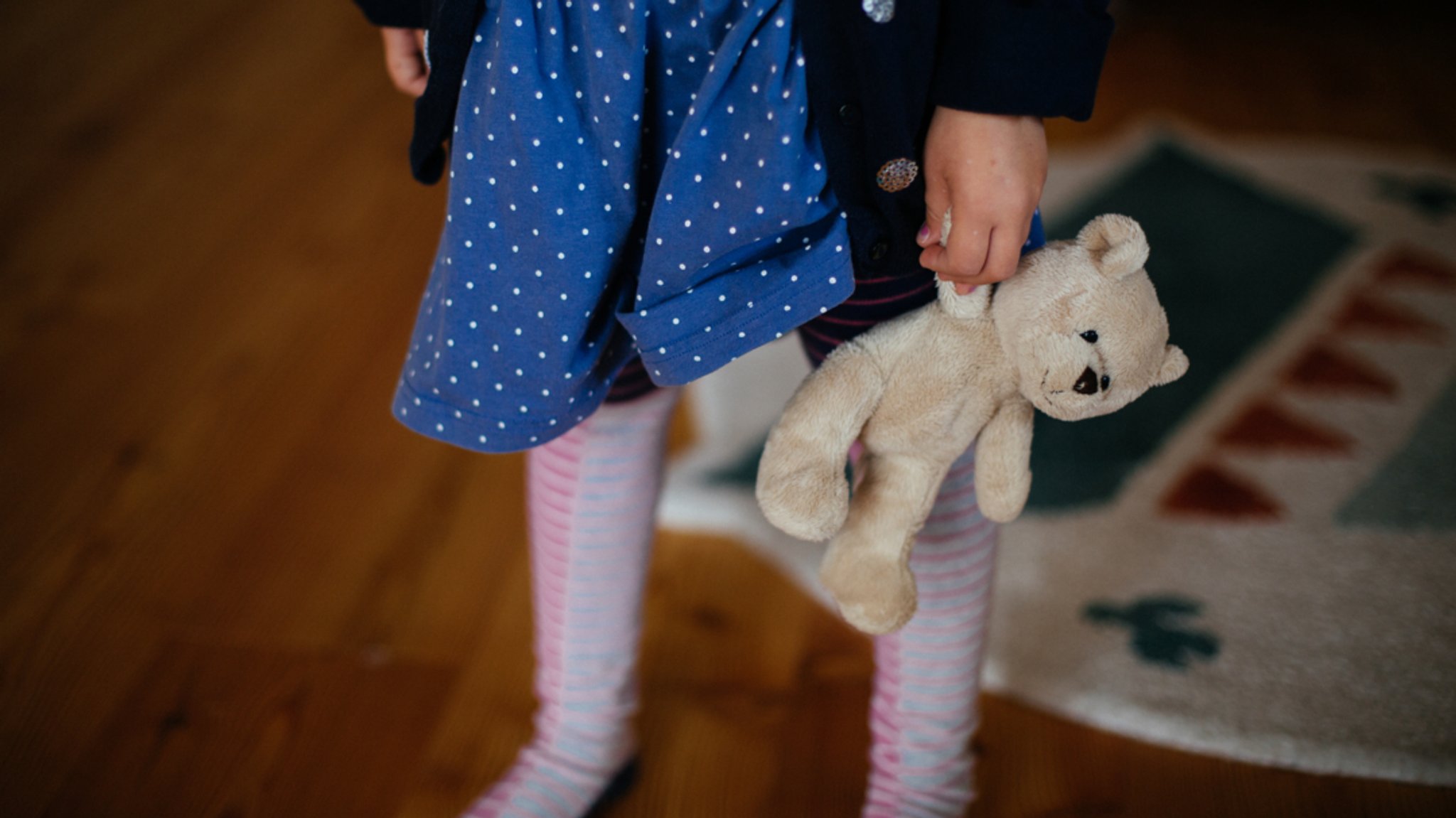 Mädchen mit Teddy (Symbolbild)