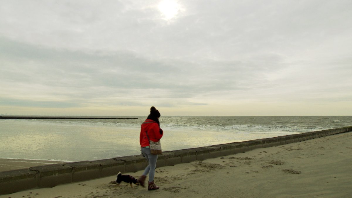 Vanessa Schönleben mit Hund am Nordseestrand auf Borkum