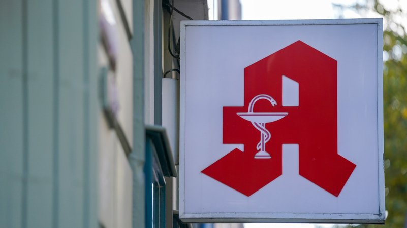 Ein Apotheken-Logo hängt an der Eingangsfassade einer Apotheke. | Bild: dpa-Bildfunk/Marcus Brandt Ein Apotheken-Logo hängt an der Eingangsfassade einer Apotheke.