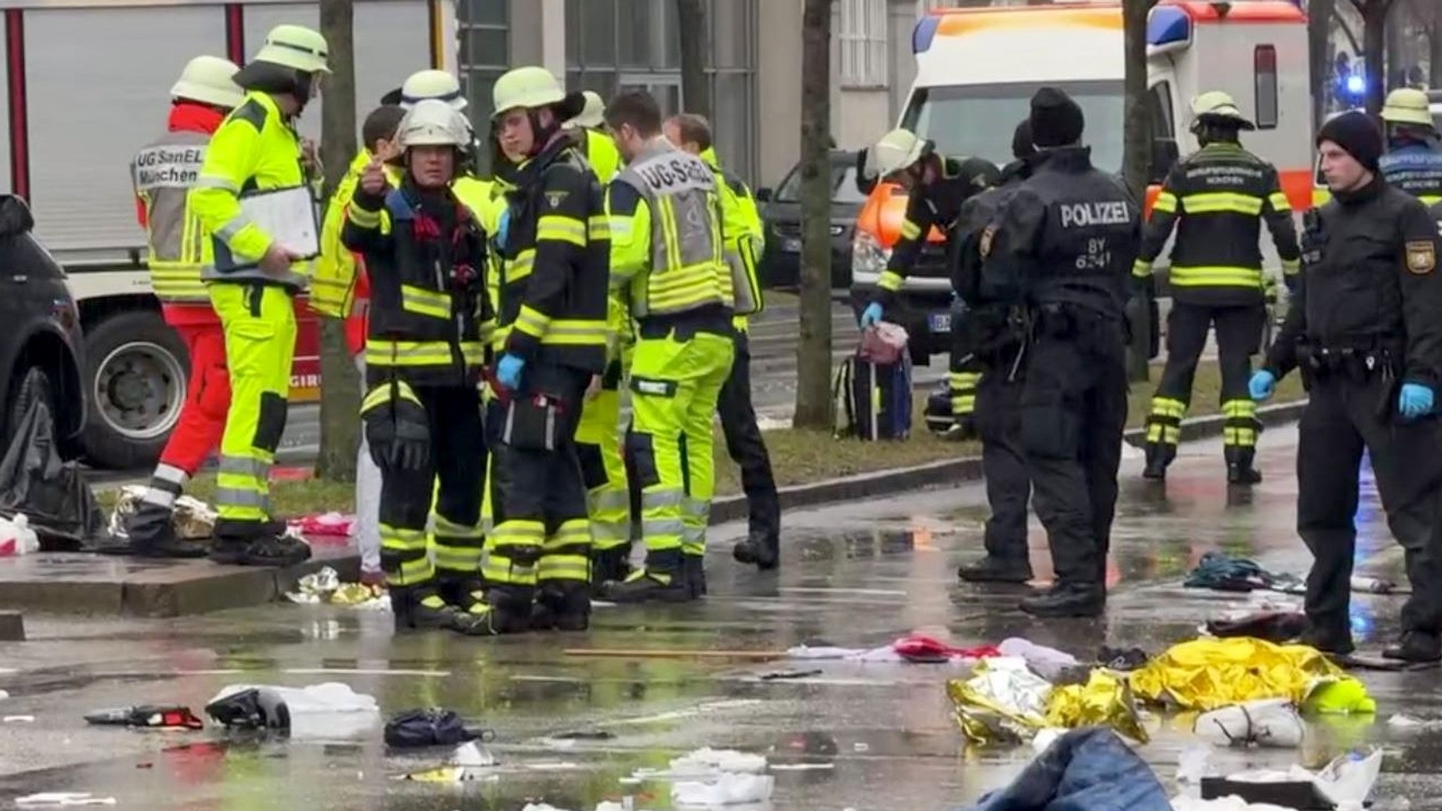 In der Münchner Innenstadt ist ein Fahrzeug in eine Menschengruppe gefahren. Rettungskräfte stehen in der Nähe des Einsatzortes. 