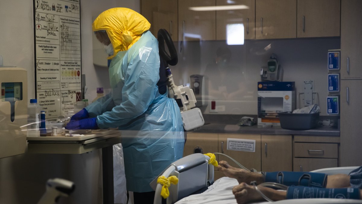 USA: Eine Krankenschwester in Schutzausrüstung behandelt einen Covid-19-Patienten im El Centro Regional Medical Center.