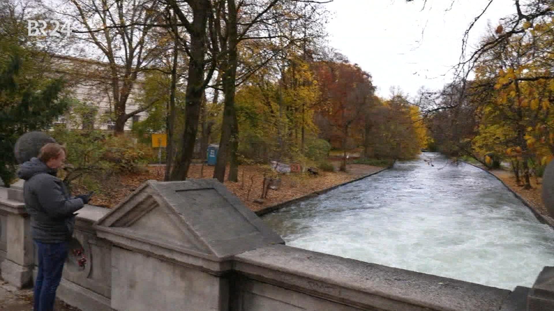 Blick von der Brücke auf den Eisbach, wo sich üblicherweise die Welle türmt und Surfer auf ihr reiten. Der Eisbach schäumt, aber ist flach.