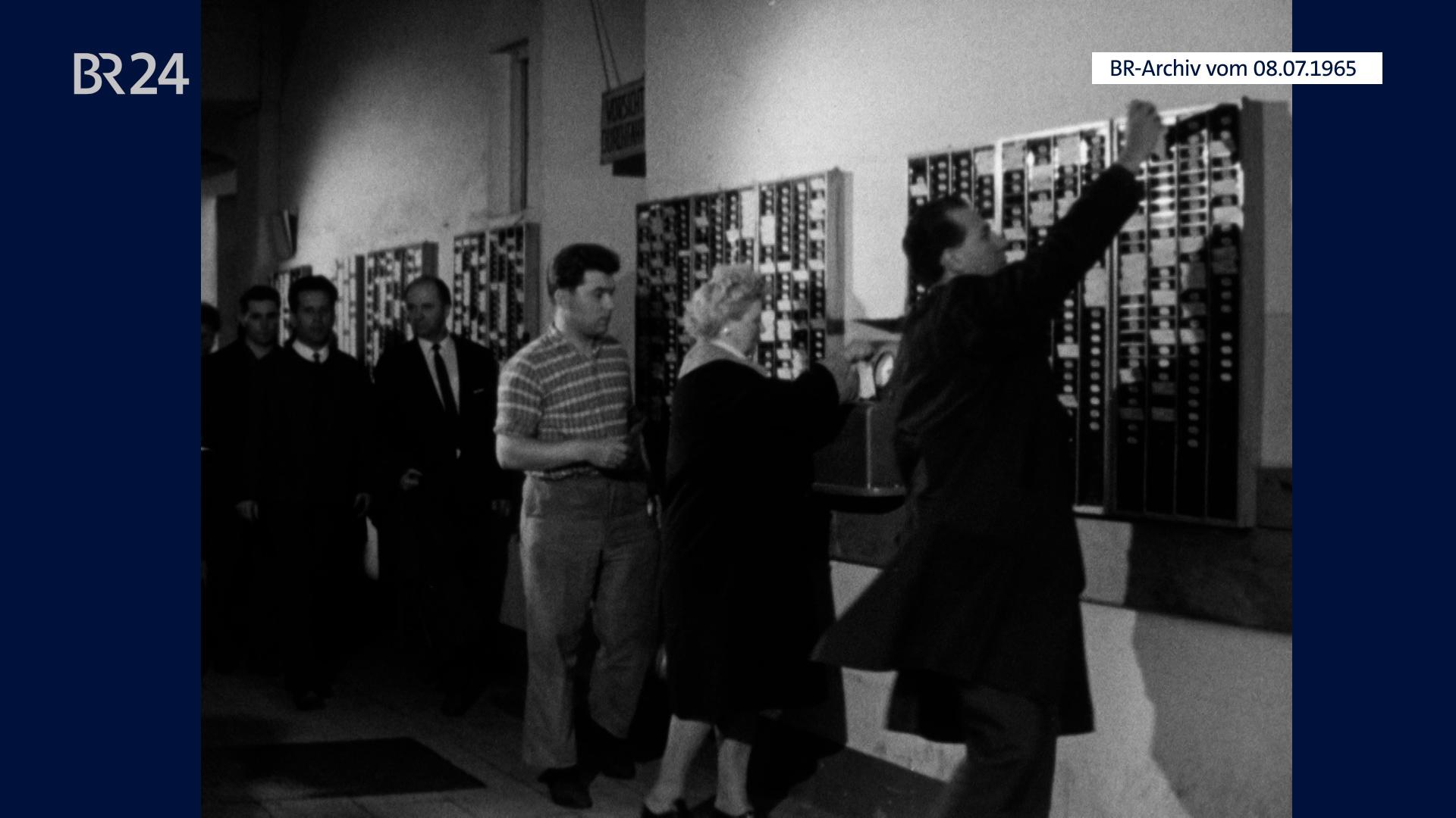 Mitarbeiter beim Ausstempeln