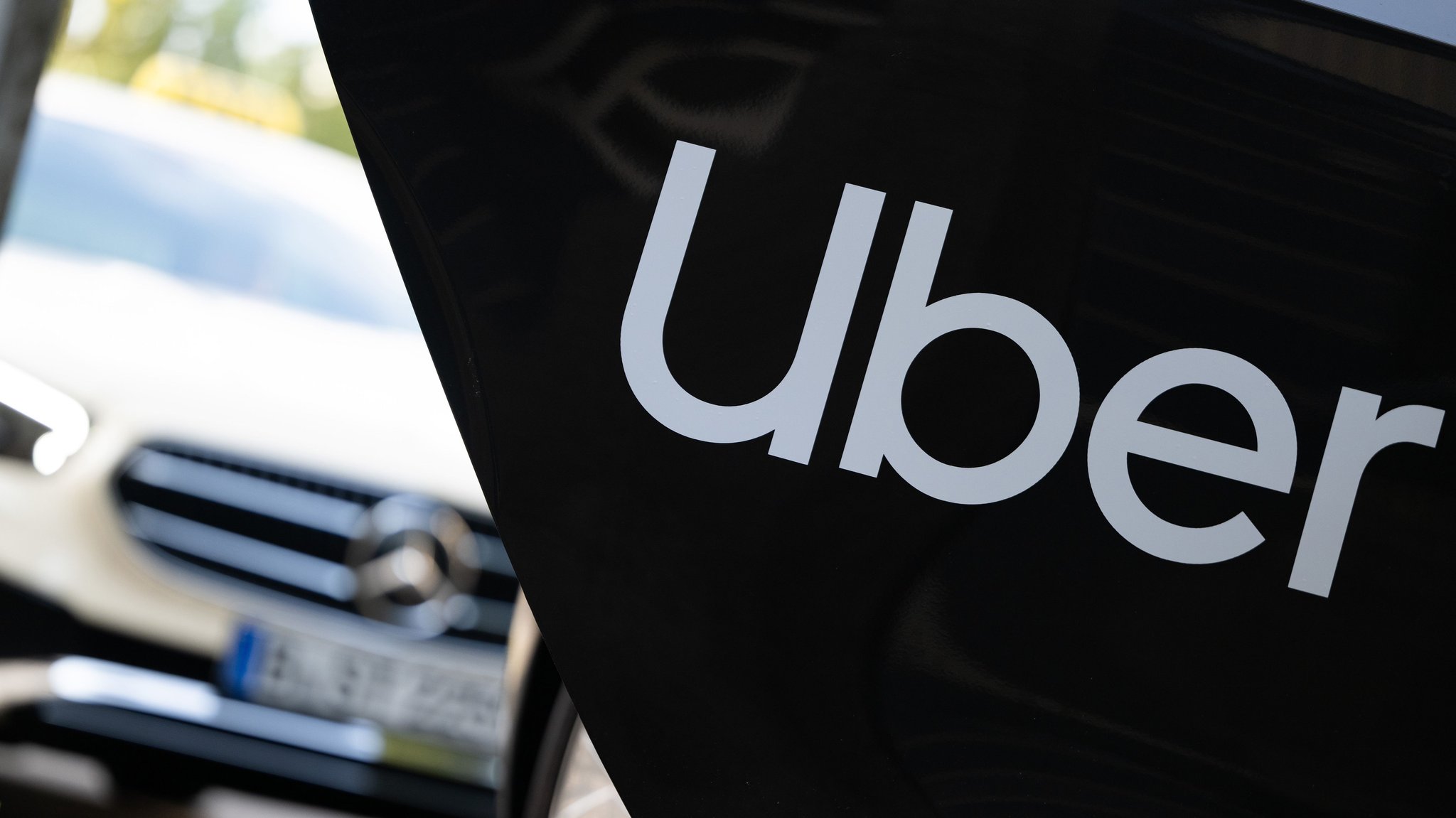 (Symbolbild) Der Schriftzug "Uber" auf einer Autotür