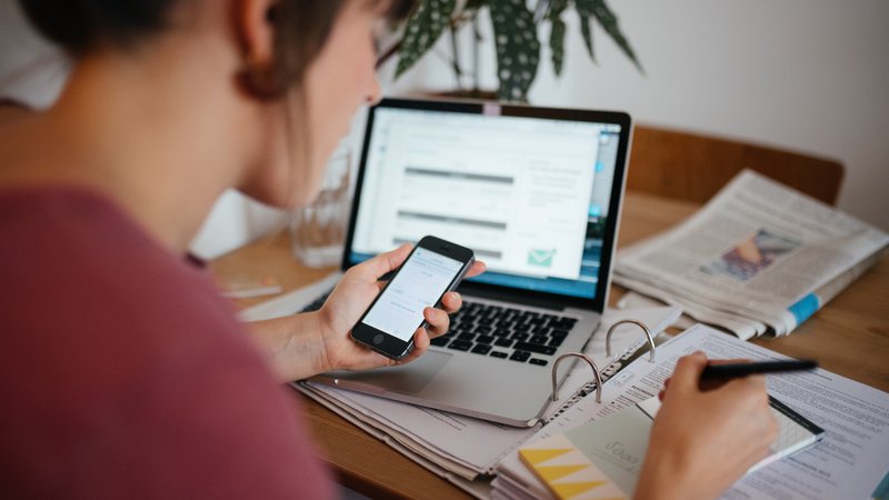 Eine Frau sitzt am Schreibtisch und erledigt Bankgeschäfte (Symbolbild) | Bild: BR/Sylvia Bentele Eine Frau sitzt am Schreibtisch und erledigt Bankgeschäfte (Symbolbild)