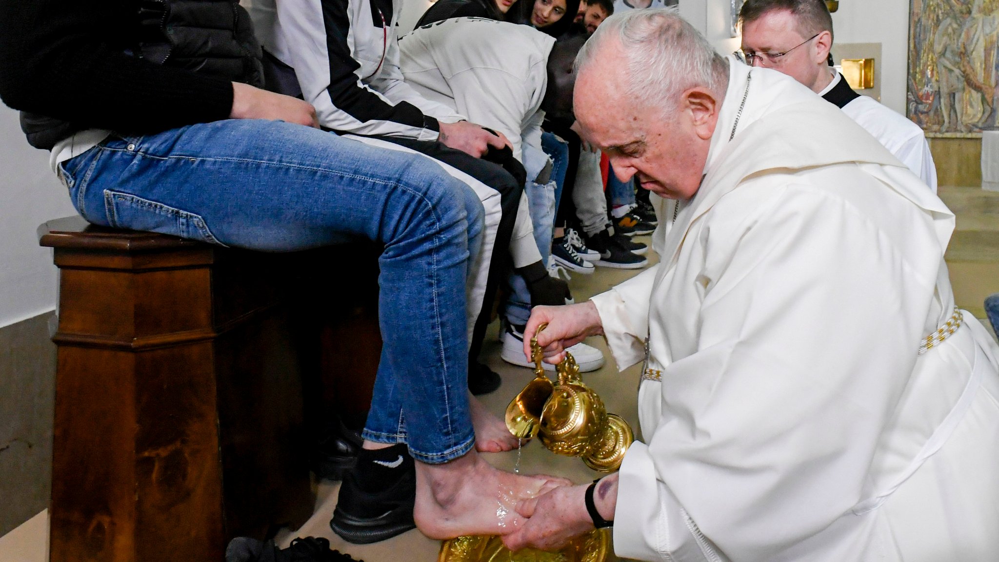 In Nachfolge Jesu: Papst Franziskus wäscht jugendlichen Strafgefangenen die Füße (April 2023) | Bild: picture alliance / ASSOCIATED PRESS | Vatican Media In Nachfolge Jesu: Papst Franziskus wäscht jugendlichen Strafgefangenen die Füße (April 2023)