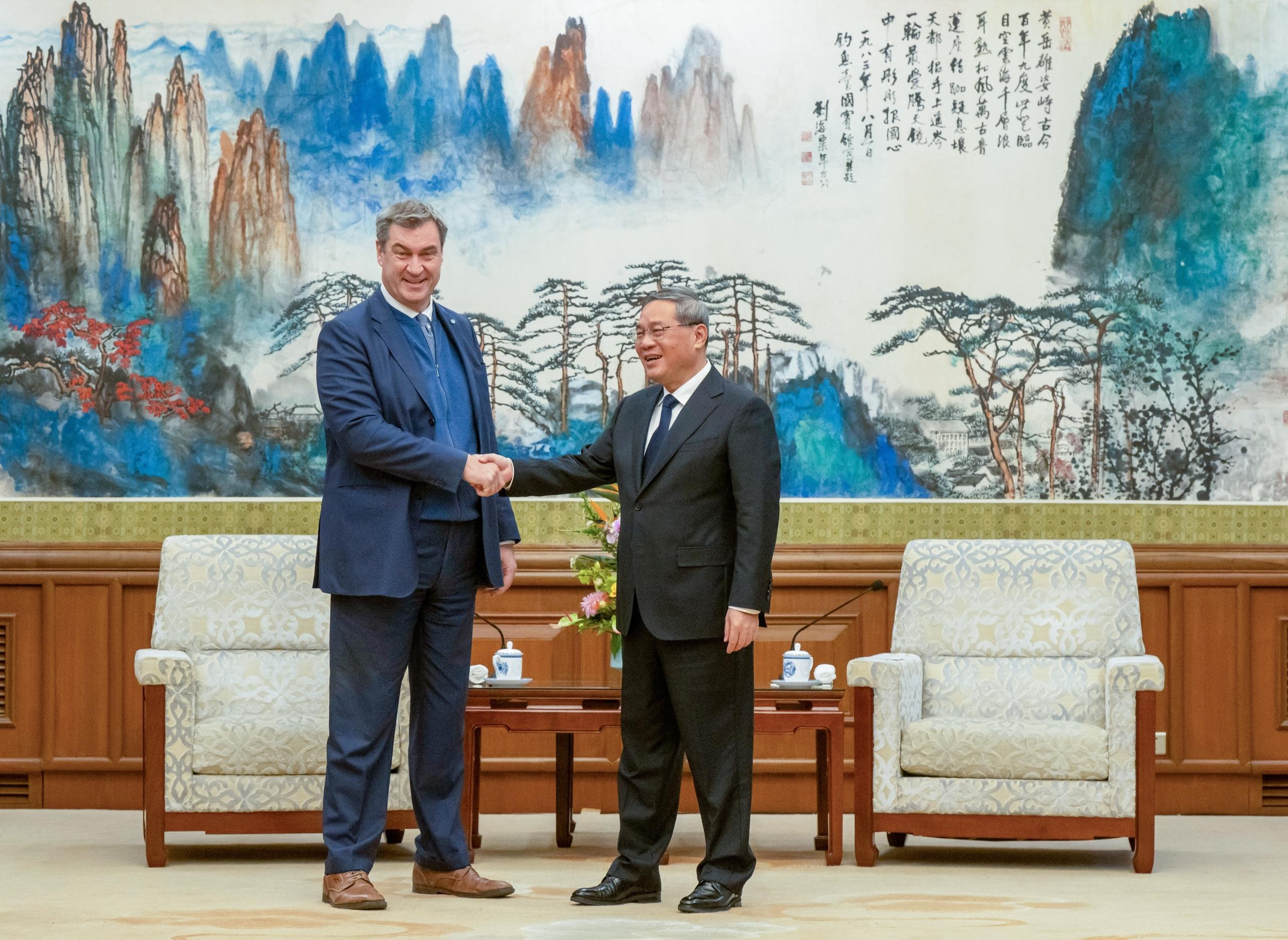 Markus Söder, (l, CSU) Ministerpräsident von Bayern, wird in Peking von LI Qiang (r), Premierminister der Volksrepublik China, empfangen. Söder bereist bis zum 28.03.2024 die Volksrepublik China.
